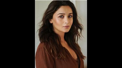 നിറവയറിൽ ക്യൂട്ടായി ആലിയ ഭട്ട്; ചേർത്തുപിടിച്ച് രൺബീർ, ചിത്രങ്ങൾ