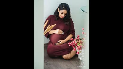 கர்ப்பகால போட்டோ சூட் நடத்திய தொகுப்பாளினி..தியாவிற்கு வாழ்த்து சொல்லும் ரசிகர்கள்!