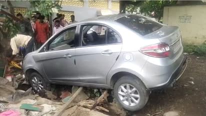 బెజవాడలో చిన్నారులపైకి దూసుకెళ్లిన కారు.. బాలుడు మృతి