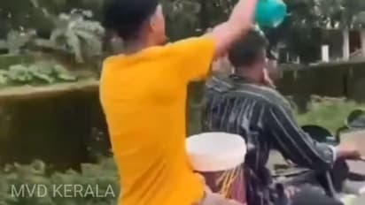 ഓടുന്ന ബൈക്കിലിരുന്ന് കുളിയും കുളിപ്പിക്കലും റീൽസാക്കി, കൈയ്യോടെ പിടികൂടി എംവിഡി, പിന്നാലെ ട്രോൾ