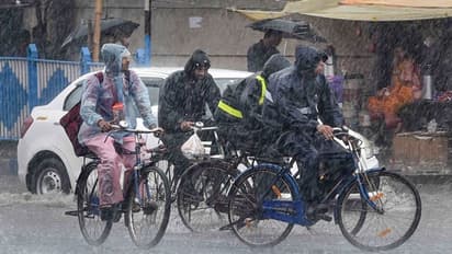 চোখ রাঙাচ্ছে নিম্নচাপ, ভারী বৃষ্টির পূর্বাভাস কলকাতা সহ উপকূলবর্তী জেলাগুলিতে