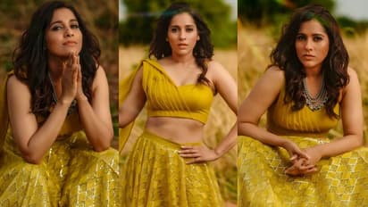 అడవిలో అందాల ఆడపులి... చోళీ లెహంగాలో ఆరుబయట అందాలు ఆరబోసిన స్టార్ యాంకర్ రష్మీ!