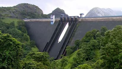 ഇടുക്കി ഡാം തുറന്നു: ചെറുതോണിയിൽ നിന്നും ജലം ഒഴുകി വിട്ടു തുടങ്ങി, പെരിയാർ തീരത്ത് ജാഗ്രത