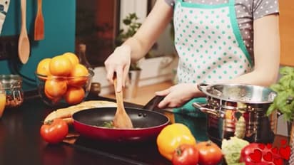 किचन में आ गए हैं ढेर सारे कॉकरोच या सब्जियों का रंग पड़ गया है फीका, तो आजमाएं ये किचन हैक्स