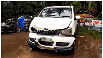 അപകടത്തില്‍പ്പെട്ടു, പൊലീസിനെ കണ്ട് കാറിലുള്ളവര്‍ ഇറങ്ങിയോടി, പരിശോധനയില്‍ 90 കുപ്പി മദ്യം പിടികൂടി