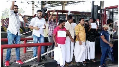 ടോൾ പ്ലാസ ഉപരോധിച്ച്  ഹാഷിമിന്റെ ബന്ധുക്കളുടെ പ്രതിഷേധം, കുഴികളടക്കാമെന്ന് ഒടുവിൽ ഉറപ്പ്