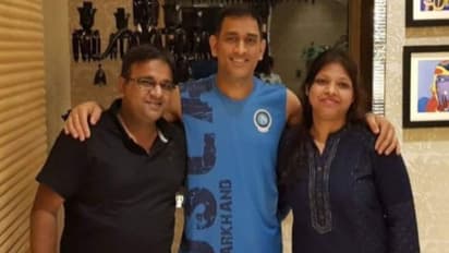  यारों के यार हैं धोनी: दोस्त को बचाने भेजा हेलीकाप्टर तो चाय वाले फ्रेंड को लगाया गले...देखिए यादगार फोटोज