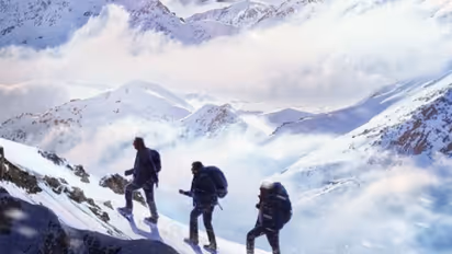 അനുപം ഖേറിനും ബൊമാന്‍ ഇറാനിക്കുമൊപ്പം മല കയറുന്ന അമിതാഭ് ബച്ചന്‍, ഫസ്റ്റ് ലുക്ക്