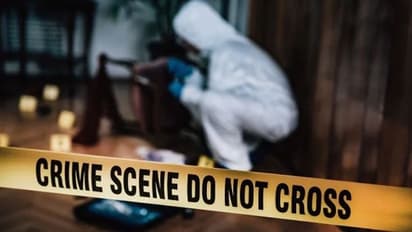 பட்டப்பகலில் திமுக பிரமுகர் வெட்டி படுகொலை.. வெளியான பகீர் காரணம்.. பெண்ணை தீவிரமாக தேடும் போலீஸ்..!