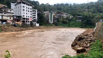 ഇടുക്കി ഡാമിലെ വെള്ളം ജനവാസ മേഖലയിൽ,ആളുകളെ മാറ്റിയേക്കും,15 ക്യാമ്പുകൾ തുറന്നു