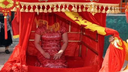 7 जनम नहीं यहां सिर्फ एक दिन के लिए होती है दूल्हा-दुल्हन की शादी, लाल कपड़ा फेंक कर चुनती है पति