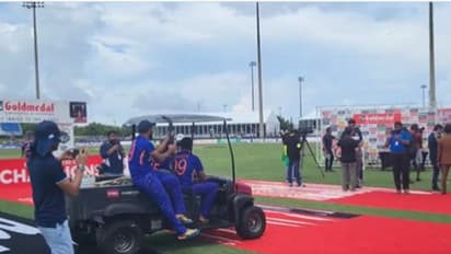 വെറൈറ്റി വേണത്രേ വെറൈറ്റി; അല്പം കടന്നകൈയായി ഇന്ത്യന് ക്രിക്കറ്റ് ടീമിന്റെ ആഘോഷം