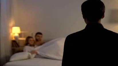 पापा ने मेरी बीवी को किसी और के साथ संबंध बनाते देख लिया था...अब वो नहीं रहें,थाने में युवक का झलका दर्द