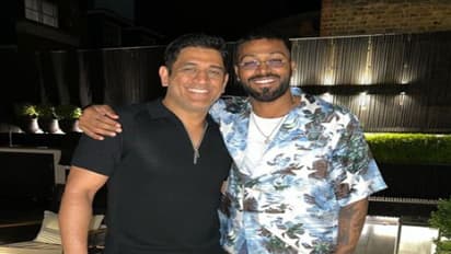 धोनी और पांड्या की मस्ती, इस तरह कूल स्वैग में नजर आए दोनों खिलाड़ी, वायरल हुई फोटो