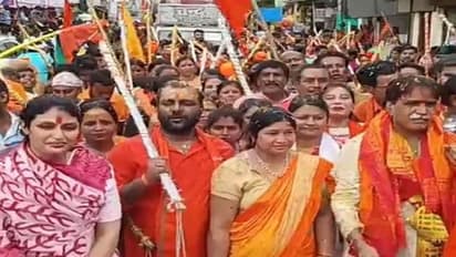 कांग्रेस विधायक की पत्नी ने कावंड यात्रा का किया ऐसा स्वागत, बीजेपी नेता कहने लगे- वाह भाभी जी