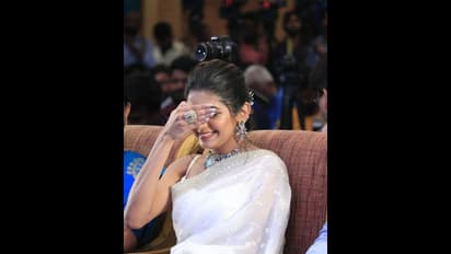 'விருமன்' பிரஸ் மீட்டிற்கு... ஸ்லீவ் லேஸ் ஜாக்கெட்டில் செம்ம ஹாட்டாக வெள்ளை நிற சேலையில் வந்த அதிதி ஷங்கர்! 