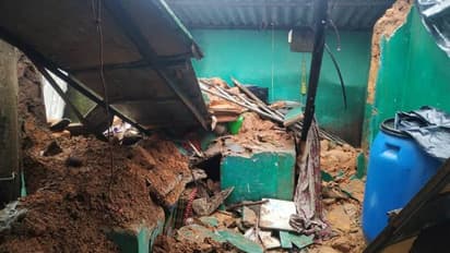 മൂന്നാറിൽ മഴ ശക്തം, രണ്ട് വീടുകൾ പൂര്ണ്ണമായി തകര്ന്നു, പുതുക്കടിയിൽ വീണ്ടും മണ്ണിടിച്ചിൽ