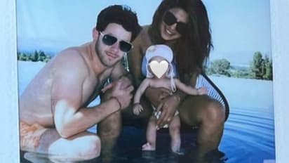 सेमी न्यूड प्रियंका चोपड़ा ने दिया पति और बेटी के साथ पोज, वायरल हो गई PHOTO