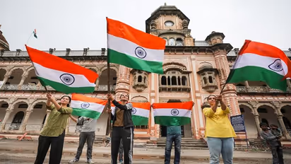 हर घर तिरंगा अभियान के कारण आसमान छू रही झंडे की बिक्री, मांग पूरी करने में व्यापारियों के छूटे पसीने