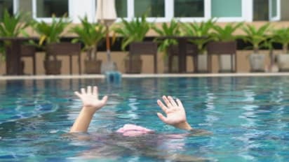 வாயில் புகையிலை கலவையுடன் நீச்சலடித்த இளைஞர்.. ஆபத்தான நிலையில் மருத்துவமனையில் அனுமதி.. பின்னர் நடந்தது என்ன?