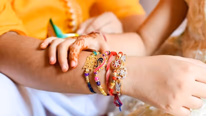 ভাইয়ের রাশি অনুসারে বেছে নিন রাখির রঙ, সারা বছর মিলবে সাফল্য