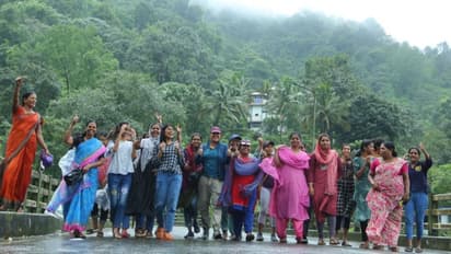 ആറ് കിലോമീറ്റർ ദൂരം, തുഷാരഗിരിയിൽ സ്ത്രീകളുടെ മഴ നടത്തം