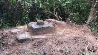 കാസർകോട് നൂറ്റാണ്ടുകൾ പഴക്കമുള്ള ശിവലിംഗം കണ്ടെത്തി; ക്ഷേത്രാവശിഷ്ടത്തിൽ ജ്യാമിതീയ ആകൃതിയിൽ കല്ലുകളും