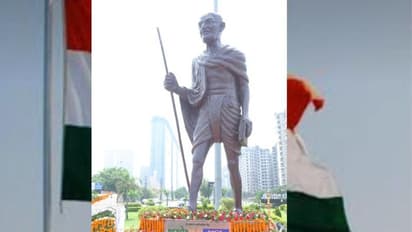 Mahatma Gandhi Statue:  నోయిడాలో వినూత్న ప్ర‌చారం..  ప్లాస్టిక్‌ వ్యర్థాలతో మహాత్ముడి విగ్రహం