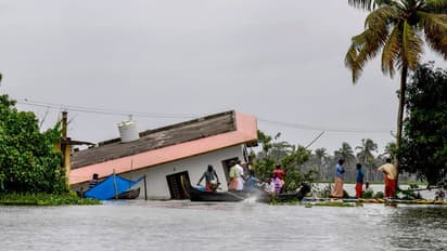 भारी बारिश से उफन रही नदियां, बाढ़ और लैंडस्लाइड्स की चौंकाने वाली कुछ तस्वीरें