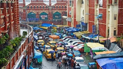 ঘনীভূত নিম্নচাপ, সকাল থেকে আকাশ কালো করে প্রবল বৃষ্টি কলকাতা সহ সংলগ্ন জেলায়