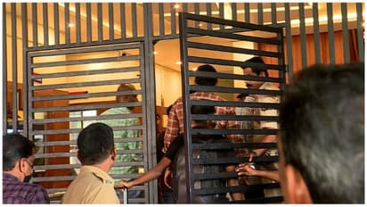 സ്വർണ്ണക്കടത്ത് ക്വട്ടേഷൻ: തലശ്ശേരിയിൽ പിടിയിലായവരിൽ ഇരട്ടക്കൊലക്കേസ് പ്രതിയും, ടിപികേസ് പ്രതികളുമായി ബന്ധം?