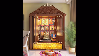 Vastu Tips: வீட்டில் பூஜை அறை எந்த திசையில் வைத்தால் பலன் உண்டு..வாஸ்து, சாஸ்திரம் சொல்வது என்ன..?