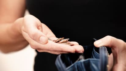 যদি পার্সের কারণে অর্থের অভাবের সম্মুখীন হতে না চান, তবে এর বাস্তু নিয়মগুলি জেনে নিন