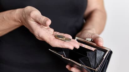 மறந்தும் கூட இந்த 3 பொருட்களை பர்ஸில் வைக்காதீங்க..பண பிரச்சனை தலைவிரித்தாடும்..!!