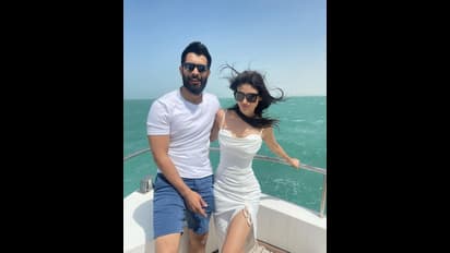 ಪತಿಯ ತುಟಿಗೆ ಚುಂಬಿಸಿದ ಮೌನಿ ರಾಯ್; ಕೆಜಿಎಫ್ ಸುಂದರಿಯ ರೊಮ್ಯಾಂಟಿಕ್ ಫೋಟೋ ವೈರಲ್ 