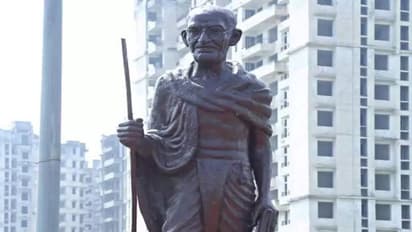 റീസൈക്കിൾ ചെയ്ത പ്ലാസ്റ്റിക്കിൽ നിന്നും ഗാന്ധിജിയുടെ ഇരുപതടി പ്രതിമ