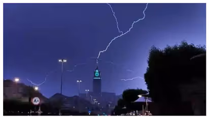 മക്ക ക്ലോക്ക് ടവറിന് മുകളില് മിന്നല്പ്പിണര്; വൈറലായി ചിത്രങ്ങള്