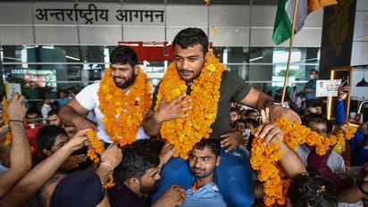 बर्मिंघम से लौटे पदकवीर: कहीं पहलवानों को कंधे पर उठाया तो कहीं डांस से किया स्वैग, देखें यह 10 लेटेस्ट PHOTOS
