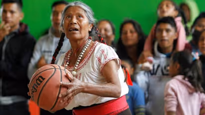 ಬಾಸ್ಕೆಟ್‌ಬಾಲ್ ಕೋರ್ಟ್‌ನಲ್ಲಿ ಚಿಂದಿ ಉಡಾಯಿಸಿದ  71 ವರ್ಷದ ಅಜ್ಜಿ : ವಿಡಿಯೋ ವೈರಲ್