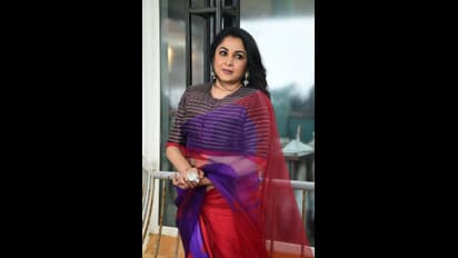 சல்லடை போன்ற சேலையை காற்றில் பிறக்க விட்டு... 'லிகர்' பட புரோமோஷனில் பாலிவுட்டை தெறிக்க விட்ட ரம்யா கிருஷ்ணன்!