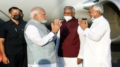 'चाचा' ने फिर तोड़ा NDA से नाता! 11 फोटो में जानिए लालू-नीतीश की बेमेल जोड़ी के रिश्ते कब-कब बने और कैसे टूटे 