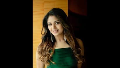 பஞ்சு போன்ற மேனியை... பளீச் என காட்டி மாடர்ன் உடையில் மயக்கும் அதிதி ஷங்கர்! வைரலாகும் லேட்டஸ்ட் போட்டோஸ்!