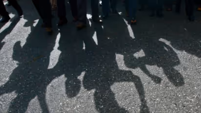 മാന്നാറിൽ പരസ്പരം കളിയാക്കിയ വിദ്യാര്ഥികള് തമ്മിൽ നടുറോഡില് പൊരിഞ്ഞ അടി