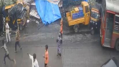 मुंबई में तेज रफ्तार का बस का कहर, 21 सेकेंड के वीडियो में देखिए कैसे ऑटो और लोगों को रौंदते हुए निकली बस