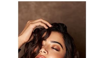 నేషనల్ క్రష్ మత్తుగా చూస్తే యువత చిత్తే.. నవ్విందంటే నెట్టింట రచ్చే.. రష్మిక మందన్న లేటెస్ట్ పిక్స్ వైరల్..