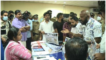 റോഡിലെ കുഴി അടയ്ക്കണം,പാലക്കാട്‌ യൂത്ത് കോൺഗ്രസ്‌ പ്രവർത്തകർ നഗരസഭ ചെയർപേഴ്സനെ ഉപരോധിച്ചു