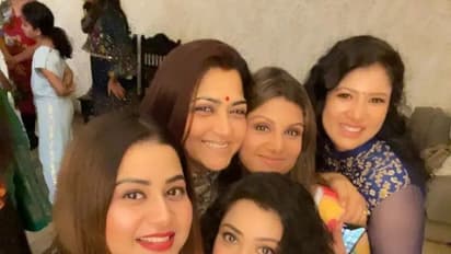 திடீர் என நடந்த 90'ஸ் நாயகிகள் கெட் டூ கெதர் பார்ட்டி... சிங்கிளாக கலந்து கொண்டு ஜமாய்த்த பிரபல நடிகர்! போட்டோ