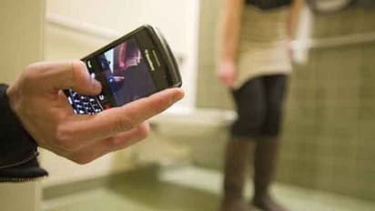 குளிப்பதை வளைச்சு வளைச்சு வீடியோ எடுத்து ரசித்த இளைஞர்! அலறிய இளம்பெண்! இறுதியில் என்ன நடந்தது தெரியுமா?