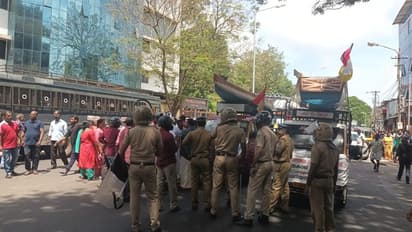 'വിഴിഞ്ഞം തുറമുഖ നിര്‍മ്മാണം ജീവിതം തകര്‍ക്കുന്നു'; വള്ളങ്ങളുമായി സെക്രട്ടേറിയേറ്റ് മാര്‍ച്ചില്‍ തീരദേശവാസികള്