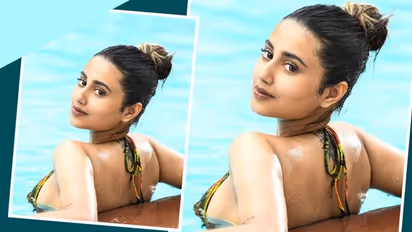 উন্মুক্ত শরীরে সুইমিংপুলে সিজলিং হট স্বস্তিকা, নীল জলে উষ্ণতার পারদ চড়ালেন বঙ্গললনা